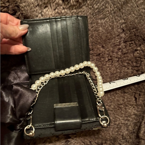 Elegant Black and Red Floral Women's Gucci wristlet - Picture 10 of 11